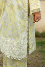 Laden Sie das Bild in den Galerie-Viewer, EMBROIDERED  LAWN UF-382