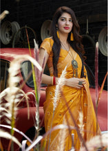 Laden Sie das Bild in den Galerie-Viewer, Mustard Silk Saree with Golden Zari Border