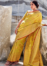 Laden Sie das Bild in den Galerie-Viewer, Medallion Yellow Woven Designer Silk Saree with Butti overall