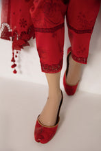 Laden Sie das Bild in den Galerie-Viewer, EMBROIDERED LAWN UF-379