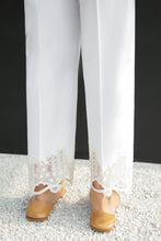 Laden Sie das Bild in den Galerie-Viewer, EMBROIDERED COTTON PANTS 221