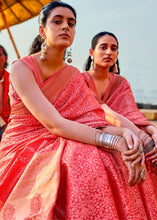 Carica l&#39;immagine nel visualizzatore Galleria,Crimson Red and Golden Blend Banarasi Woven Satin Silk Saree