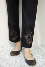 Laden Sie das Bild in den Galerie-Viewer, EMBROIDERED COTTON TROUSER 228