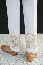 Laden Sie das Bild in den Galerie-Viewer, EMBROIDERED COTTON TROUSER 229