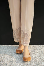 Laden Sie das Bild in den Galerie-Viewer, EMBROIDERED COTTON TROUSER 230