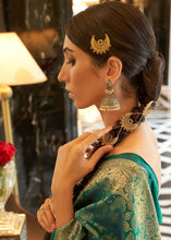 Cargar imagen en el visor de la galería, Castleton Green Zari Woven Kanjivaram Silk Saree with Tassels on Pallu