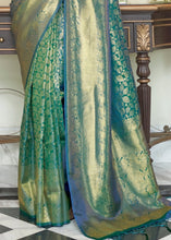 Cargar imagen en el visor de la galería, Castleton Green Zari Woven Kanjivaram Silk Saree with Tassels on Pallu