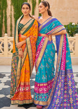 Laden Sie das Bild in den Galerie-Viewer, Yellow &amp; Green Patola Silk Saree with Zari Border &amp; Tassels On Pallu