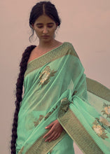 Cargar imagen en el visor de la galería, Mint Green Woven Linen Silk Saree with Floral Motif on Pallu and Border