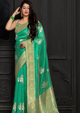 Cargar imagen en el visor de la galería, Jungle Green Banarasi Silk Floral Woven Saree with Golden Border and Pallu