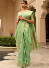 Laden Sie das Bild in den Galerie-Viewer, Emerald Green Woven Soft Kanjivaram Silk Saree with overall Butti work