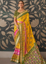 Laden Sie das Bild in den Galerie-Viewer, Yellow &amp; Green Patola Silk Saree with Zari Border &amp; Tassels On Pallu