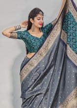 Laden Sie das Bild in den Galerie-Viewer, Steel Grey Woven Banarasi Silk Saree with Patola Pallu and Blouse