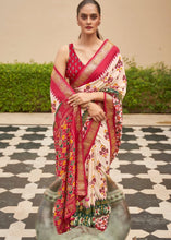 Laden Sie das Bild in den Galerie-Viewer, White &amp; Red Patola Silk Saree with Zari Border &amp; Tassels On Pallu