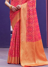 Carica l&#39;immagine nel visualizzatore Galleria,Strawberry Pink Woven Patola Silk Saree