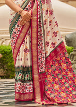 Laden Sie das Bild in den Galerie-Viewer, White &amp; Red Patola Silk Saree with Zari Border &amp; Tassels On Pallu