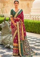 Carica l&#39;immagine nel visualizzatore Galleria,Red &amp; Green Patola Silk Saree with Zari Border &amp; Tassels On Pallu