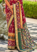 Carica l&#39;immagine nel visualizzatore Galleria,Red &amp; Green Patola Silk Saree with Zari Border &amp; Tassels On Pallu