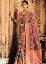 Laden Sie das Bild in den Galerie-Viewer, Brown &amp; Pink Woven Banarasi Silk Saree with Embroidered Blouse