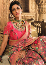 Laden Sie das Bild in den Galerie-Viewer, Brown &amp; Pink Woven Banarasi Silk Saree with Embroidered Blouse