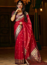 Laden Sie das Bild in den Galerie-Viewer, Cherry Red Woven Banarasi Silk Saree with Patola Pallu and Blouse