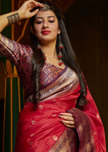 Laden Sie das Bild in den Galerie-Viewer, Cherry Red Woven Banarasi Silk Saree with Patola Pallu and Blouse