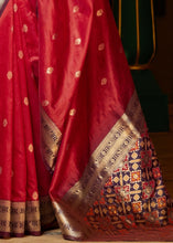 Laden Sie das Bild in den Galerie-Viewer, Cherry Red Woven Banarasi Silk Saree with Patola Pallu and Blouse