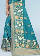 Laden Sie das Bild in den Galerie-Viewer, Baltic Blue Zari Woven Silk Saree with Tassels on Pallu