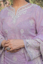 Carica l'immagine nel visualizzatore Galleria,EMBROIDERED LAWN UF-320
