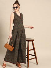 Carica l'immagine nel visualizzatore Galleria,Overlap neck pleated jumpsuit