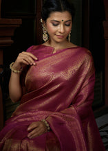 Carica l'immagine nel visualizzatore Galleria,Rosy Magenta Pink &amp; Golden Blend Woven Kanjivaram Silk Saree
