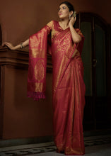Laden Sie das Bild in den Galerie-Viewer, Punch Pink &amp; Golden Blend Woven Kanjivaram Silk Saree