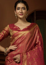 Laden Sie das Bild in den Galerie-Viewer, Punch Pink &amp; Golden Blend Woven Kanjivaram Silk Saree