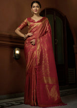Laden Sie das Bild in den Galerie-Viewer, Punch Pink &amp; Golden Blend Woven Kanjivaram Silk Saree