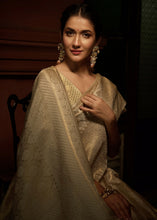 Carica l'immagine nel visualizzatore Galleria,Ivory White &amp; Golden Blend Woven Kanjivaram Silk Saree(Pre-Order)