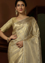 Carica l'immagine nel visualizzatore Galleria,Ivory White &amp; Golden Blend Woven Kanjivaram Silk Saree(Pre-Order)