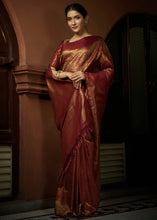 Carica l'immagine nel visualizzatore Galleria,Maroon Red &amp; Golden Blend Woven Kanjivaram Silk Saree