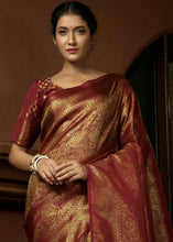 Carica l'immagine nel visualizzatore Galleria,Maroon Red &amp; Golden Blend Woven Kanjivaram Silk Saree