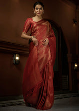 Carica l'immagine nel visualizzatore Galleria,Crimson Red &amp; Golden Blend Woven Kanjivaram Silk Saree