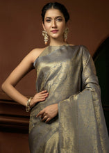 Laden Sie das Bild in den Galerie-Viewer, Coin Grey &amp; Golden Blend Woven Kanjivaram Silk Saree