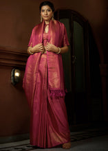 Laden Sie das Bild in den Galerie-Viewer, Hot Pink &amp; Golden Blend Woven Kanjivaram Silk Saree