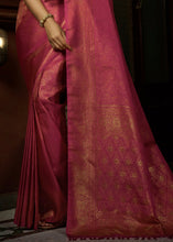 Laden Sie das Bild in den Galerie-Viewer, Hot Pink &amp; Golden Blend Woven Kanjivaram Silk Saree