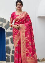 Laden Sie das Bild in den Galerie-Viewer, Magenta Silk Saree with Thread Embroidery work and Golden Zari Border