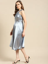 Cargar imagen en el visor de la galería, Draped neck flare midi dress