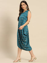 Laden Sie das Bild in den Galerie-Viewer, One side cowl asymettric dress with side