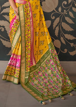 Cargar imagen en el visor de la galería, Yellow &amp; Green Patola Silk Saree with Zari Border &amp; Tassels On Pallu