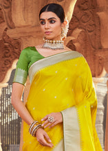 Carica l'immagine nel visualizzatore Galleria,Cadmium Yellow Woven Kanjivaram Silk Saree