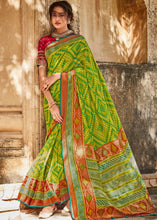 Laden Sie das Bild in den Galerie-Viewer, Kelly Green Soft Silk Saree with Embroidered Blouse