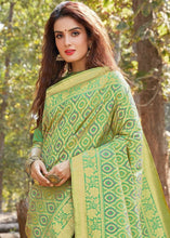 Laden Sie das Bild in den Galerie-Viewer, Pista Green Silk Banarasi Saree with full Zari weaving