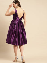 Load image into Gallery viewer, Box Pleated midi Dress